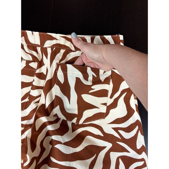 Spanx On the Go Shorts Cream Brown Zebra Stripe Size Medium Flat Front Stretch - Picture 11 of 11
